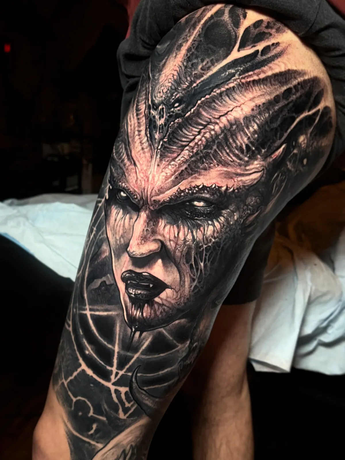 Tatuagem black and grey de Brandon Herrera feita com tinta Allegory