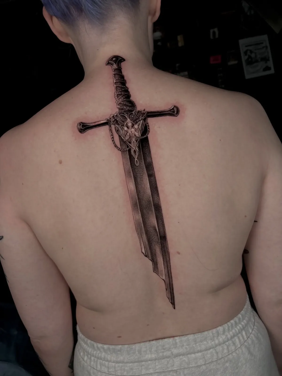 Tatuagem black and grey de Jon Nelson feita com tinta Allegory