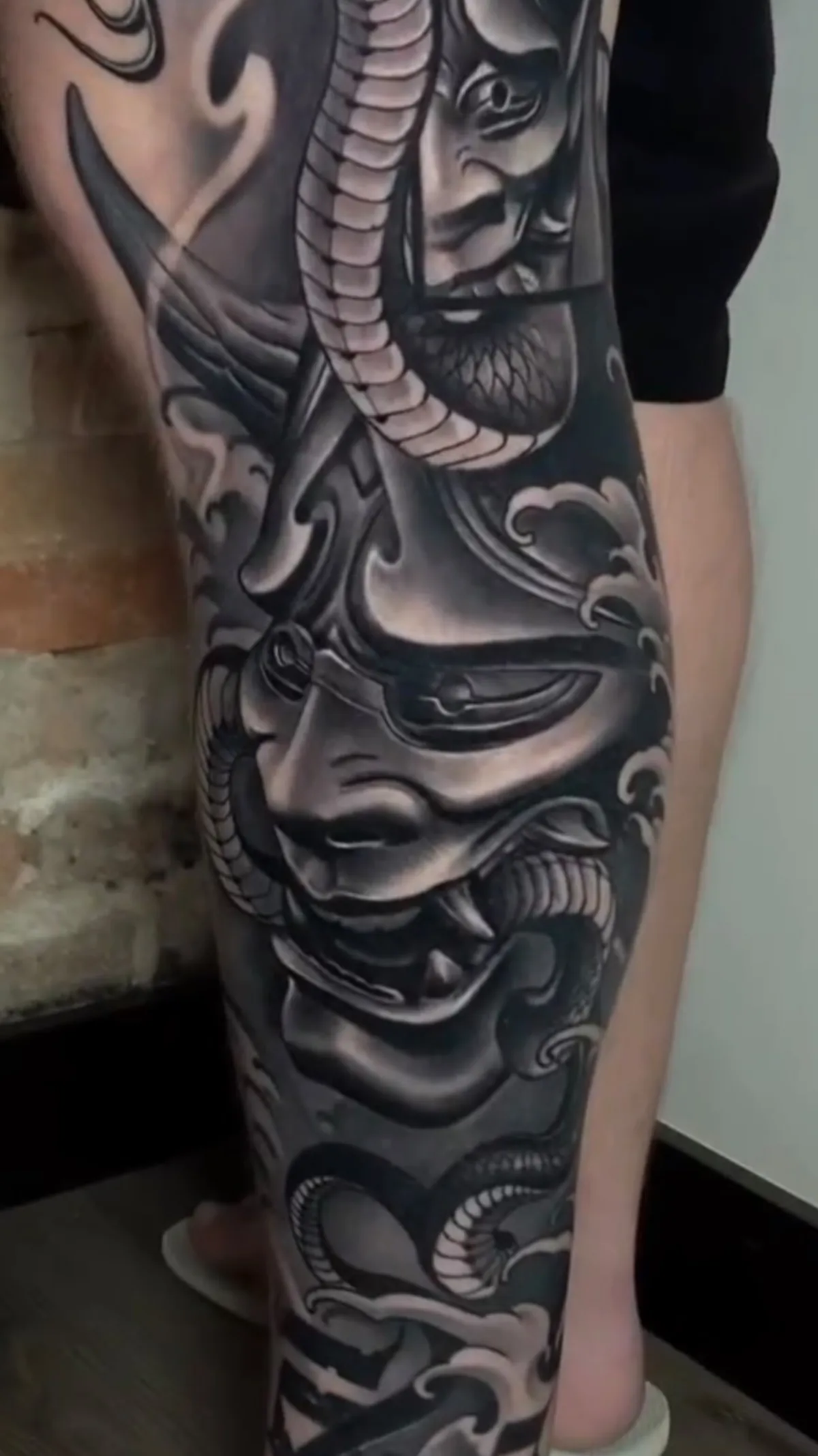 Tatuagem black and grey de Renato Kiss feita com tinta Allegory