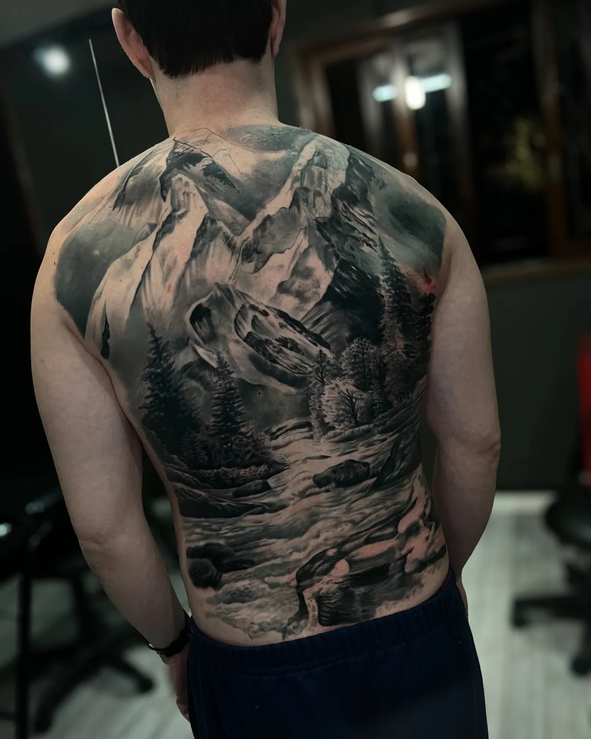 Tatuagem black and grey de Vitor Masella feita com tinta Allegory